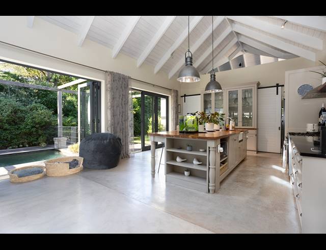 4 BEDROOM HOUSE TO LET IN CONSTANTIA